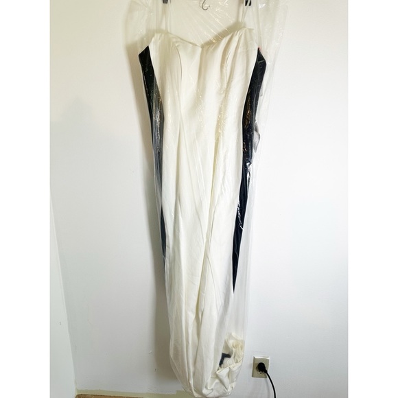 NWT Mac Duggal White and Black Evening Gown Size 12 Style 49003 Prom HoCo Formal - Picture 8 of 11